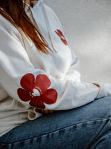 Détail du motif floral sur la manche droite du sweat femme