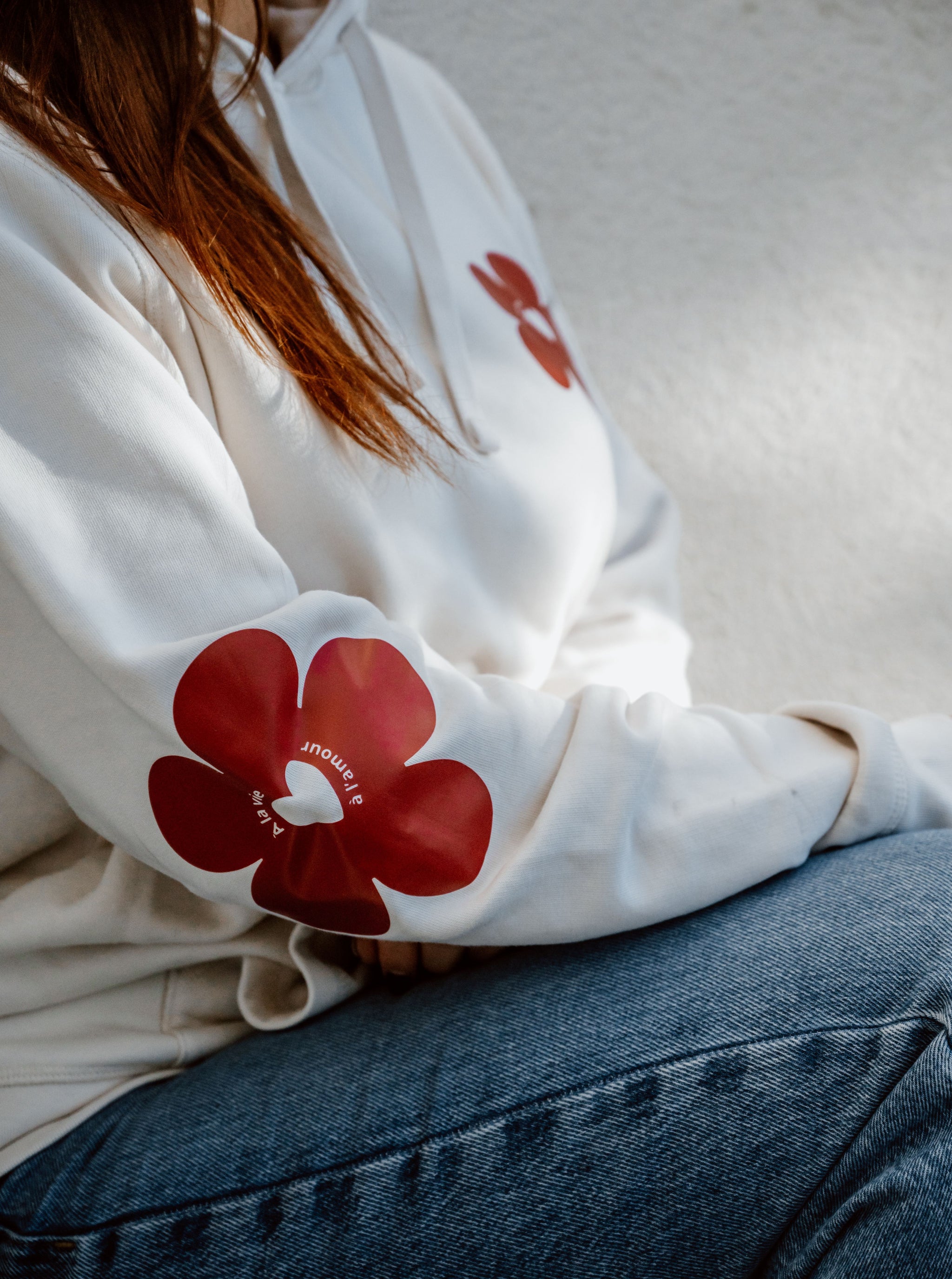 Détail du motif floral sur la manche droite du sweat femme