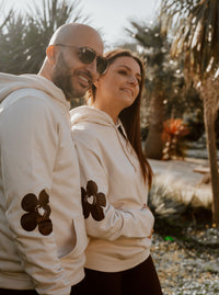 Couple portant le duo de sweat avec motif floral camel