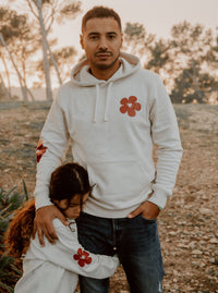 Enfant portant le sweat assorti avec son papa