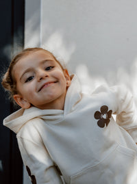 Zoom sur le design imprimé côté cœur du sweat enfant
