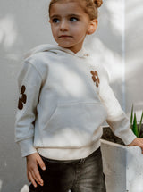 Enfant portant le sweat avec le visuel camel
