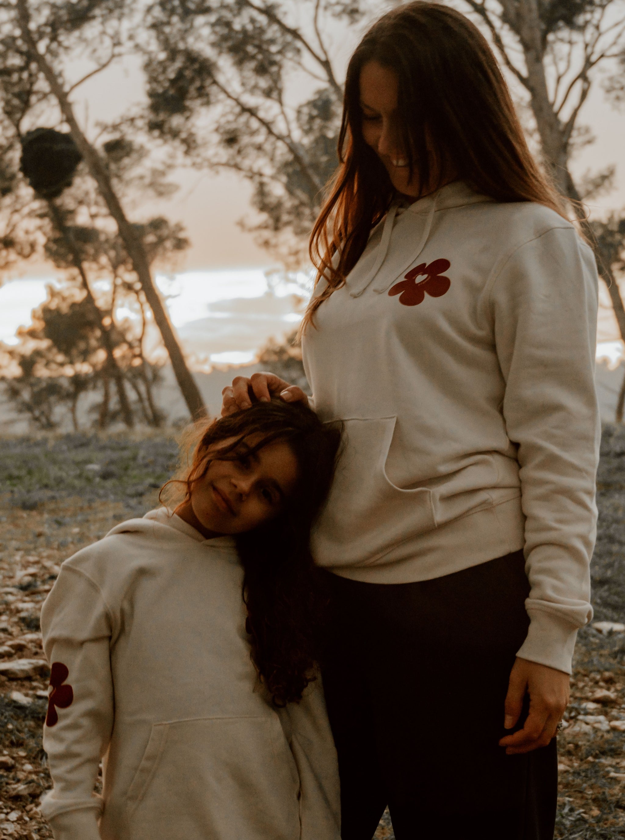 Enfant portant le sweat assorti avec sa maman