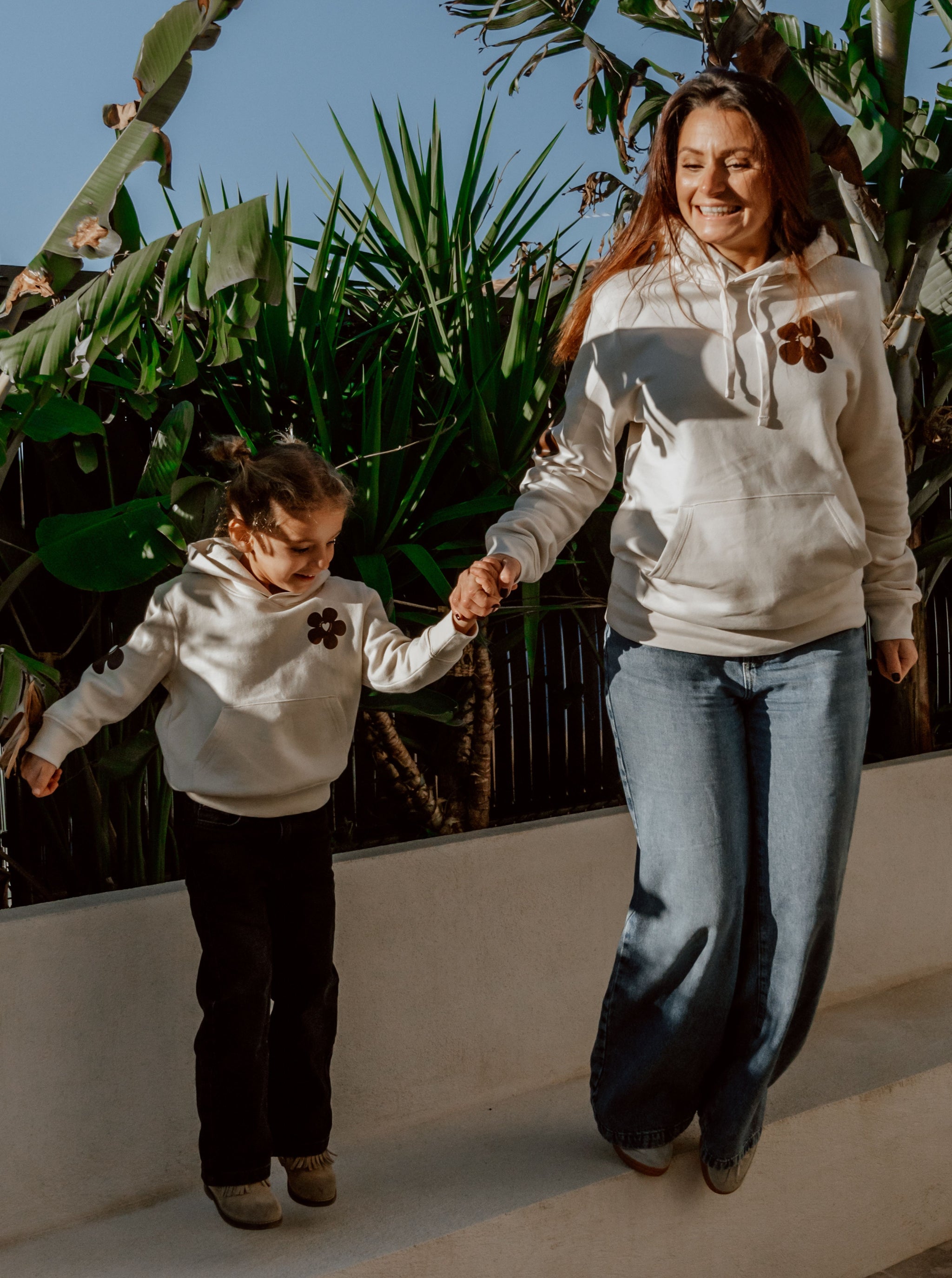 Enfant portant le sweat assorti avec sa maman
