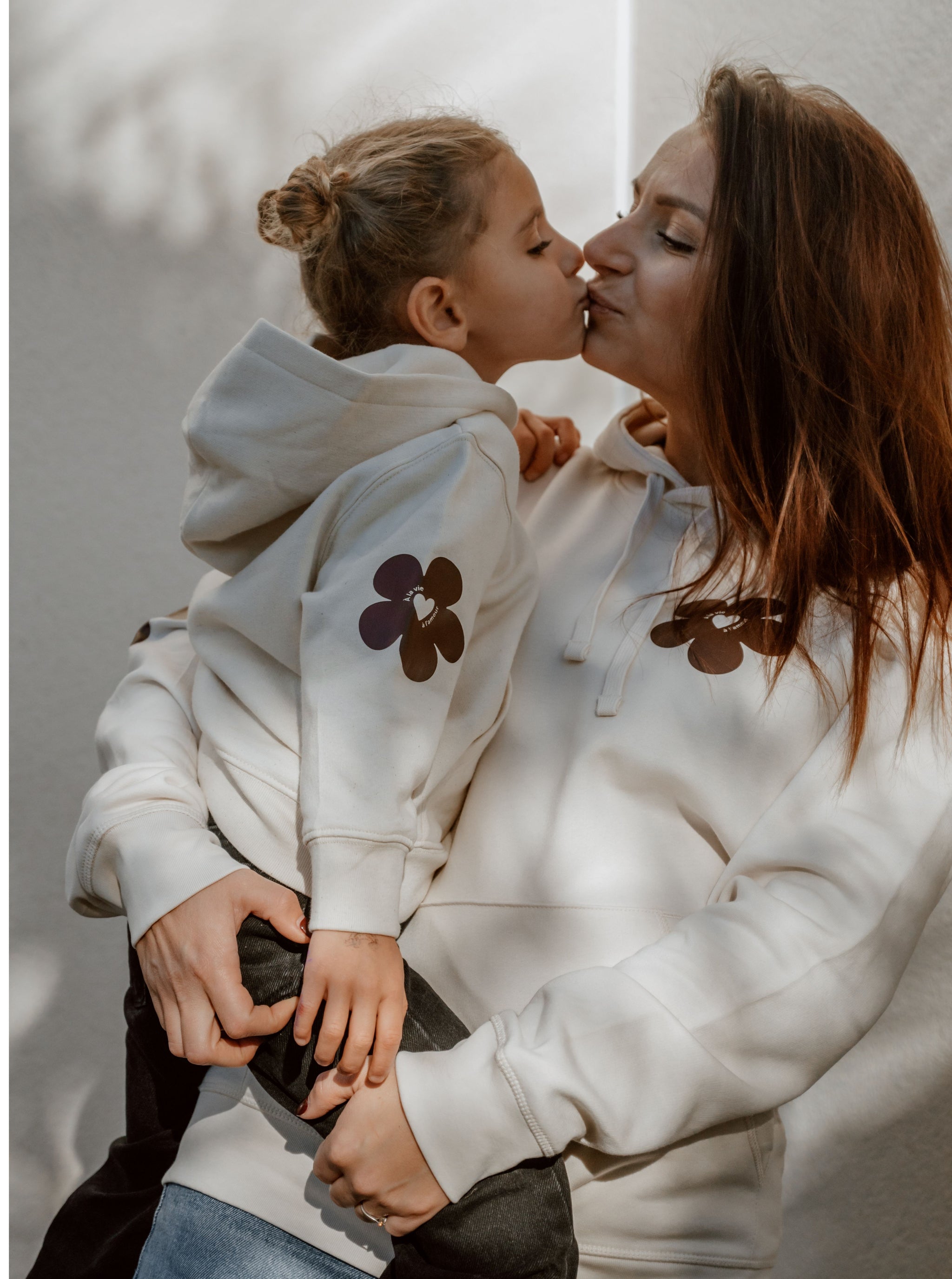 Enfant portant le sweat assorti avec sa mère