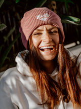 Bonnet en coton bio bordeaux avec texture côtelée détaillée
