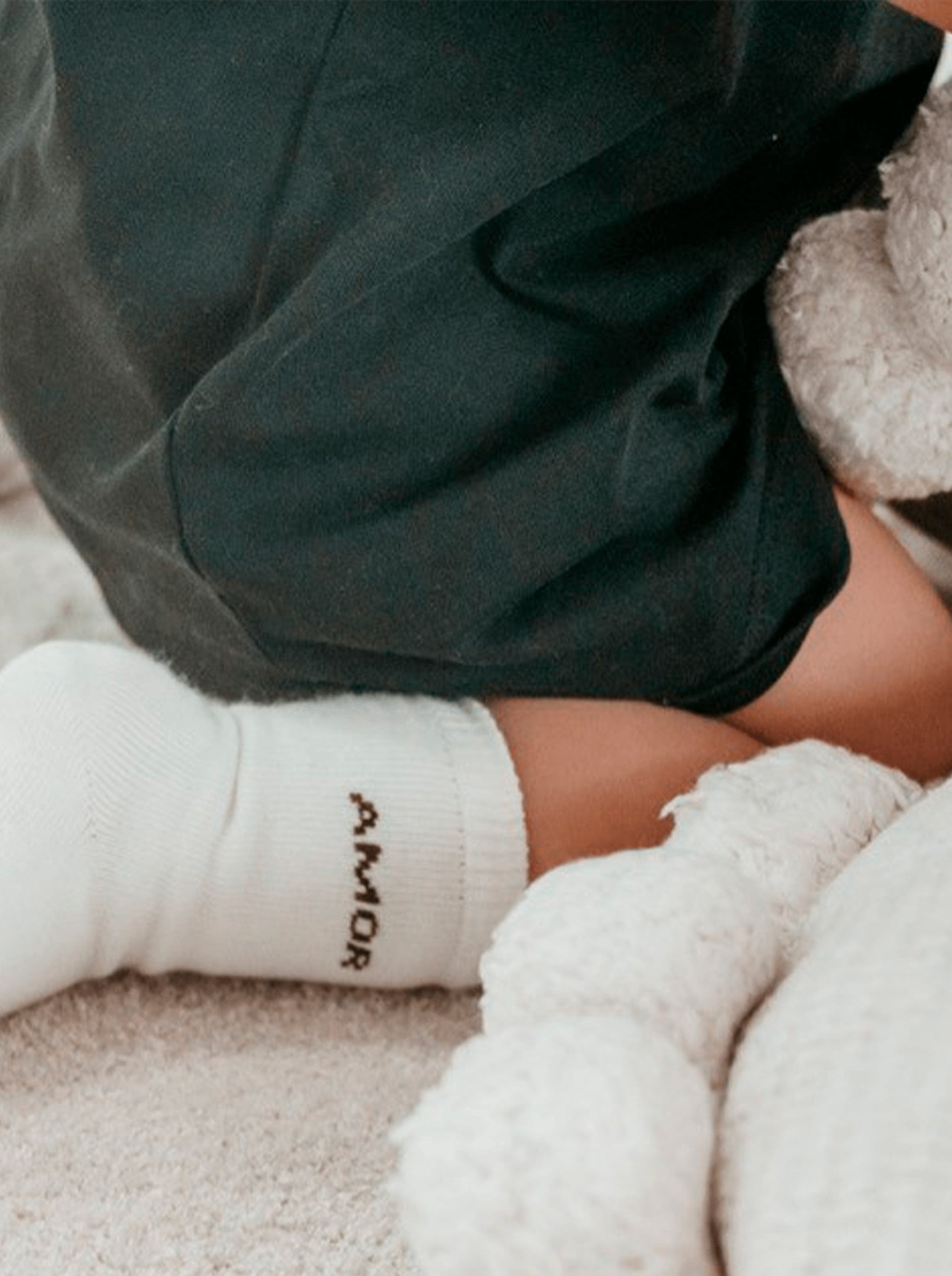 Assortiment de chaussettes bébé beige douces et confortables, affichant le charmant message "Big Amor". Disponibles en deux tailles : 14/18 et 19/22. Fabriquées en France avec soin.
