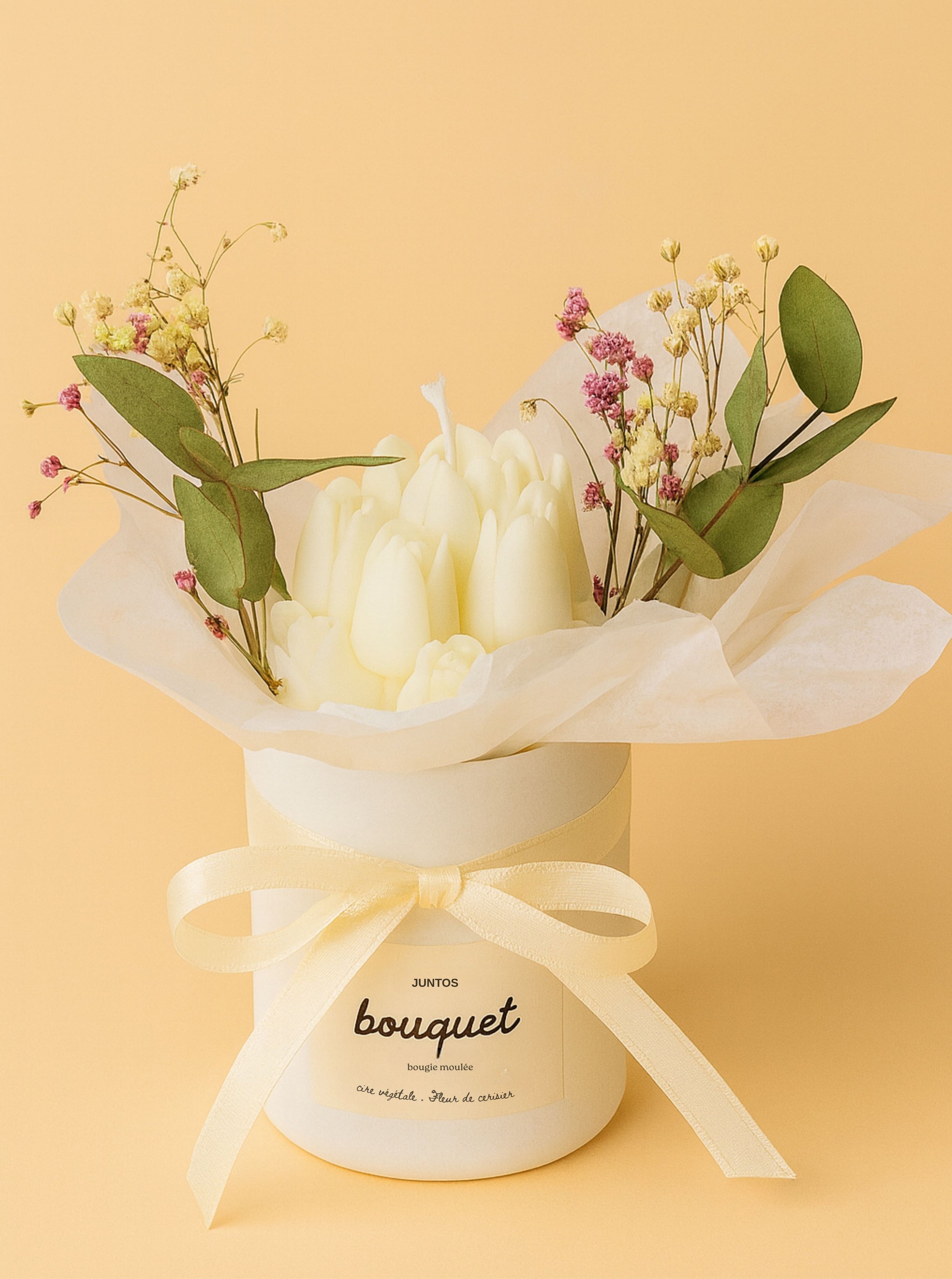 Bougie moulée en forme de bouquet floral avec fleurs séchées et eucalyptus