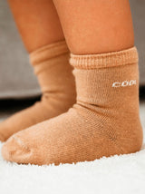 Gardez les pieds de votre bébé au chaud et stylés avec des chaussettes bébé camel confortables arborant le message "Baby Cool".