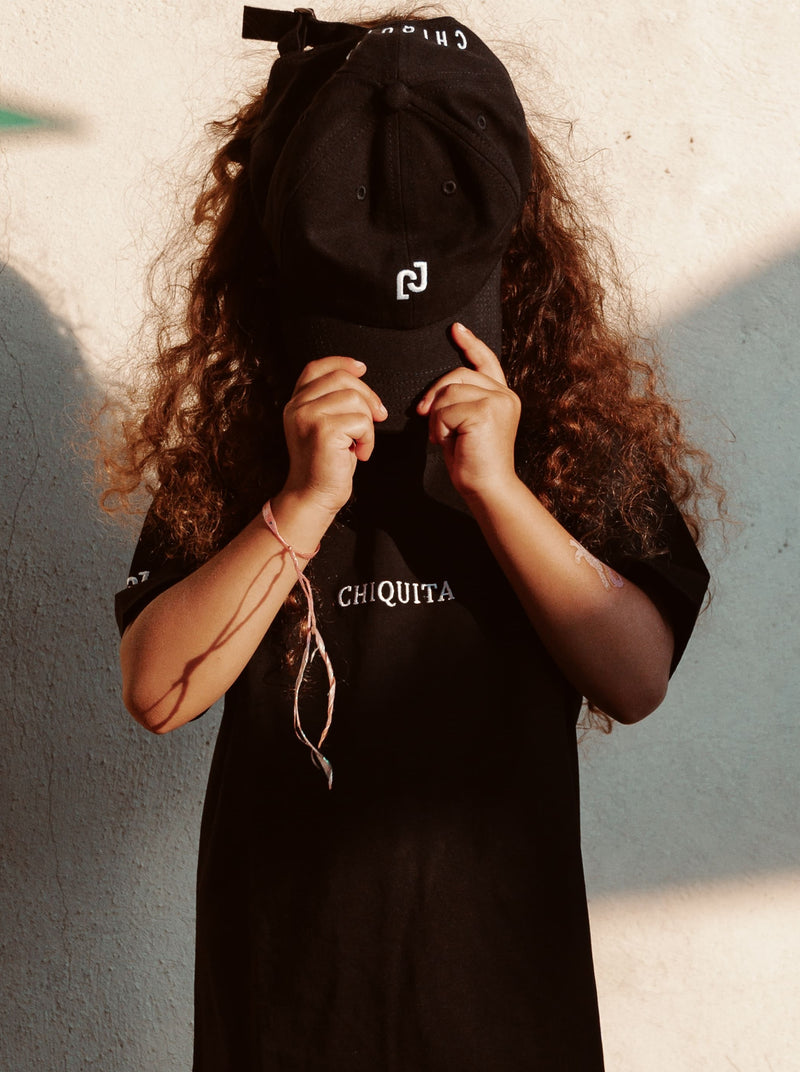 Découvrez notre casquette fille noir en coton bio "Chiquita" fabriquée au Portugal : casquette brodée "Chiquita" à l'arrière.