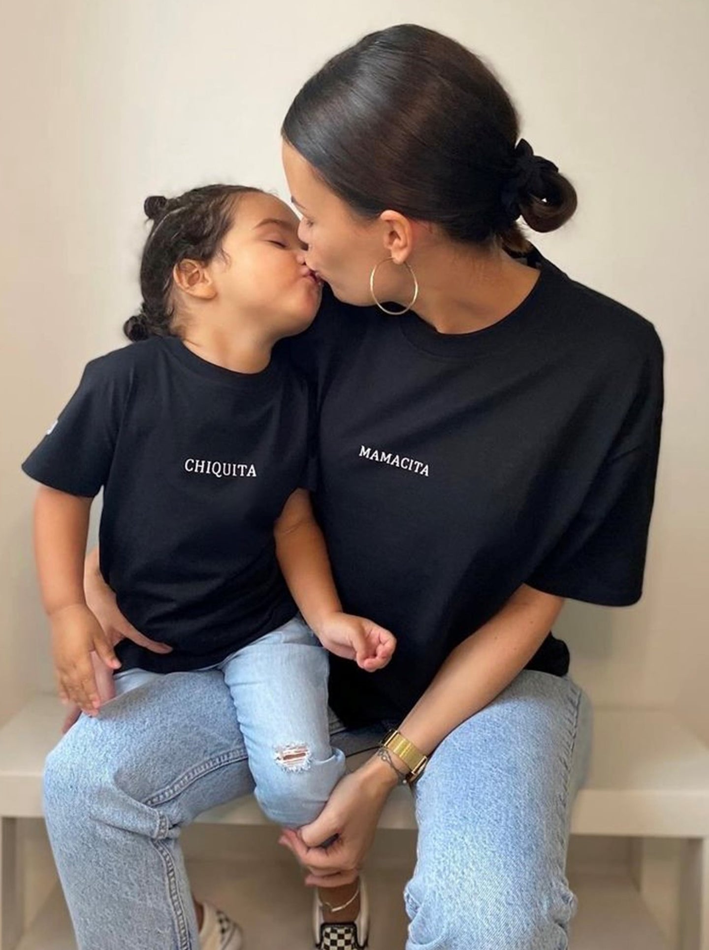 Duo mère-fille assorti avec des t-shirts brodés "Mamacita" et "Chiquita".