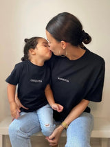 Une mère et sa fille assorties portant des t-shirts brodés "Mamacita" et "Chiquita"