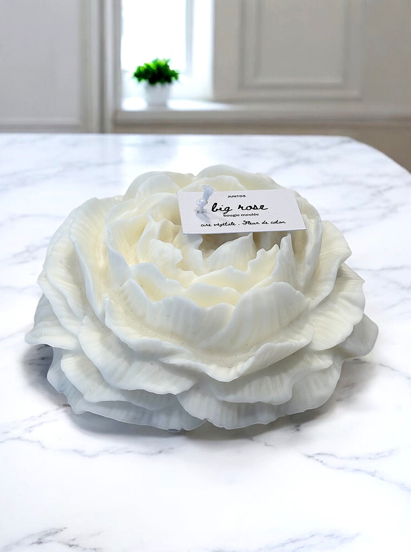 Bougie sculptée en forme de rose blanche – 465g – cire végétale parfumée