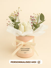 Bougie bouquet moulée avec fleurs séchées, pot rose satiné et étiquette personnalisée