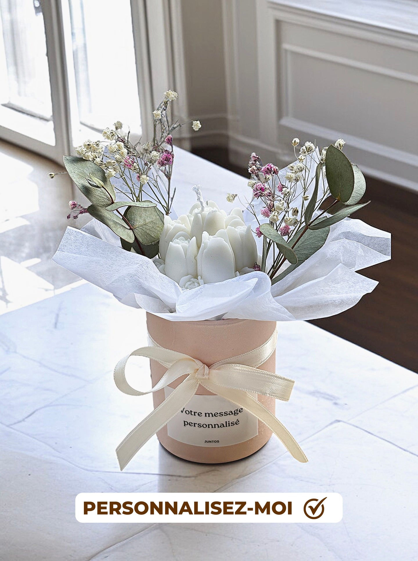 Bougie bouquet moulée avec fleurs séchées, pot rose satiné et étiquette personnalisée