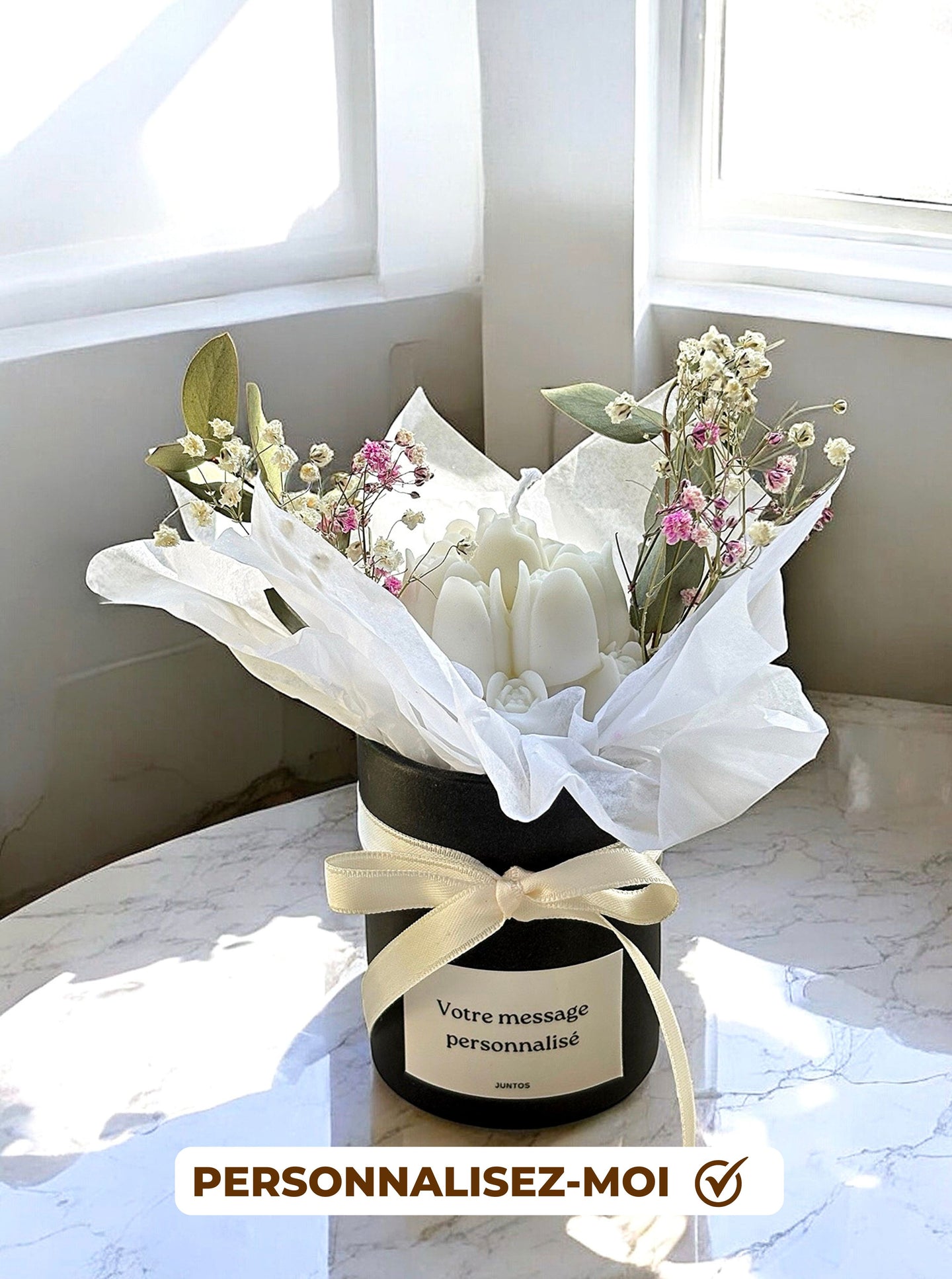 Bougie bouquet moulée avec fleurs séchées et pot noir – étiquette personnalisée