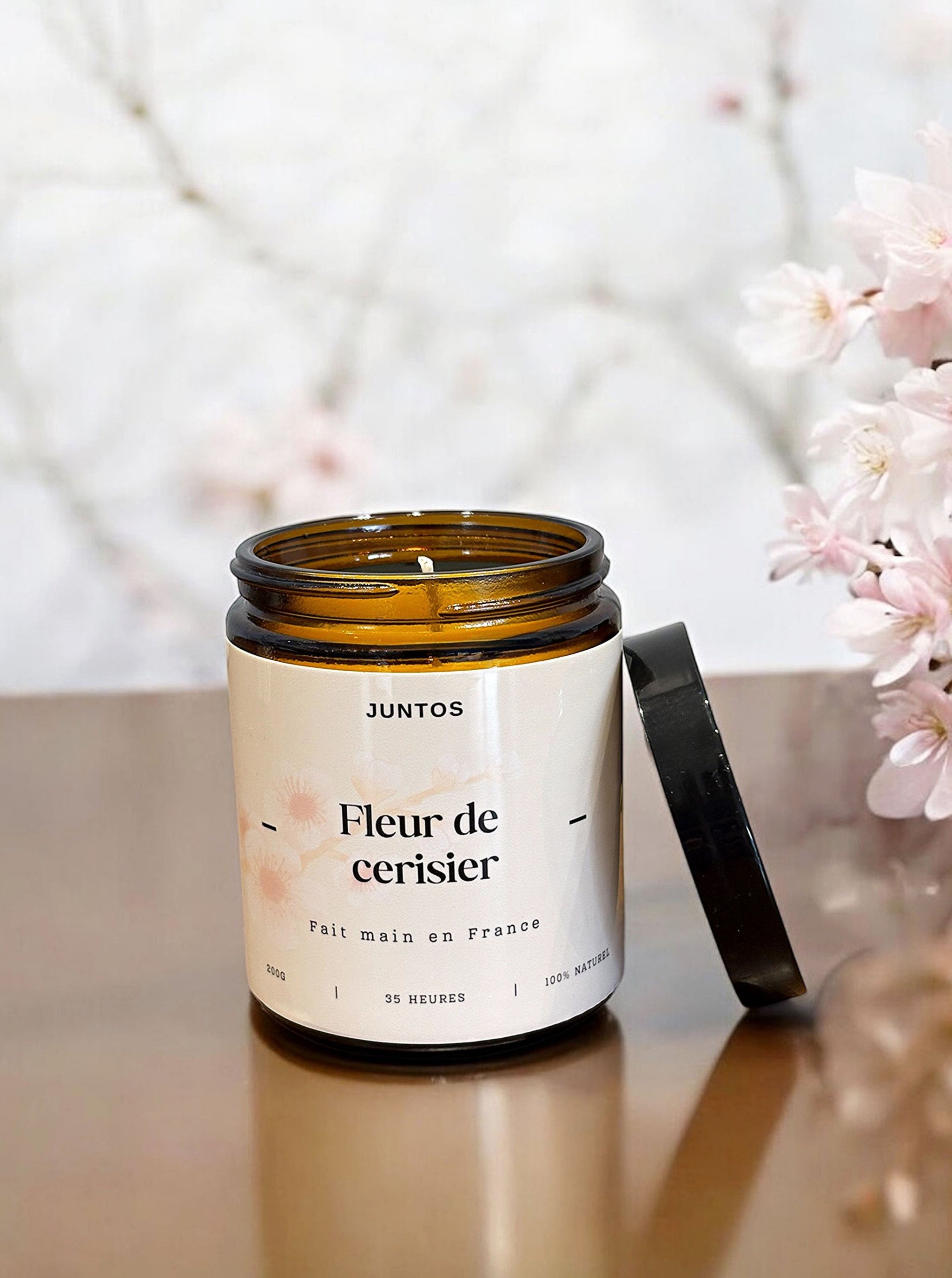 Découvrez la bougie Fleur de Cerisier, fabriquée en France avec une cire végétale naturelle et un parfum de Grasse.