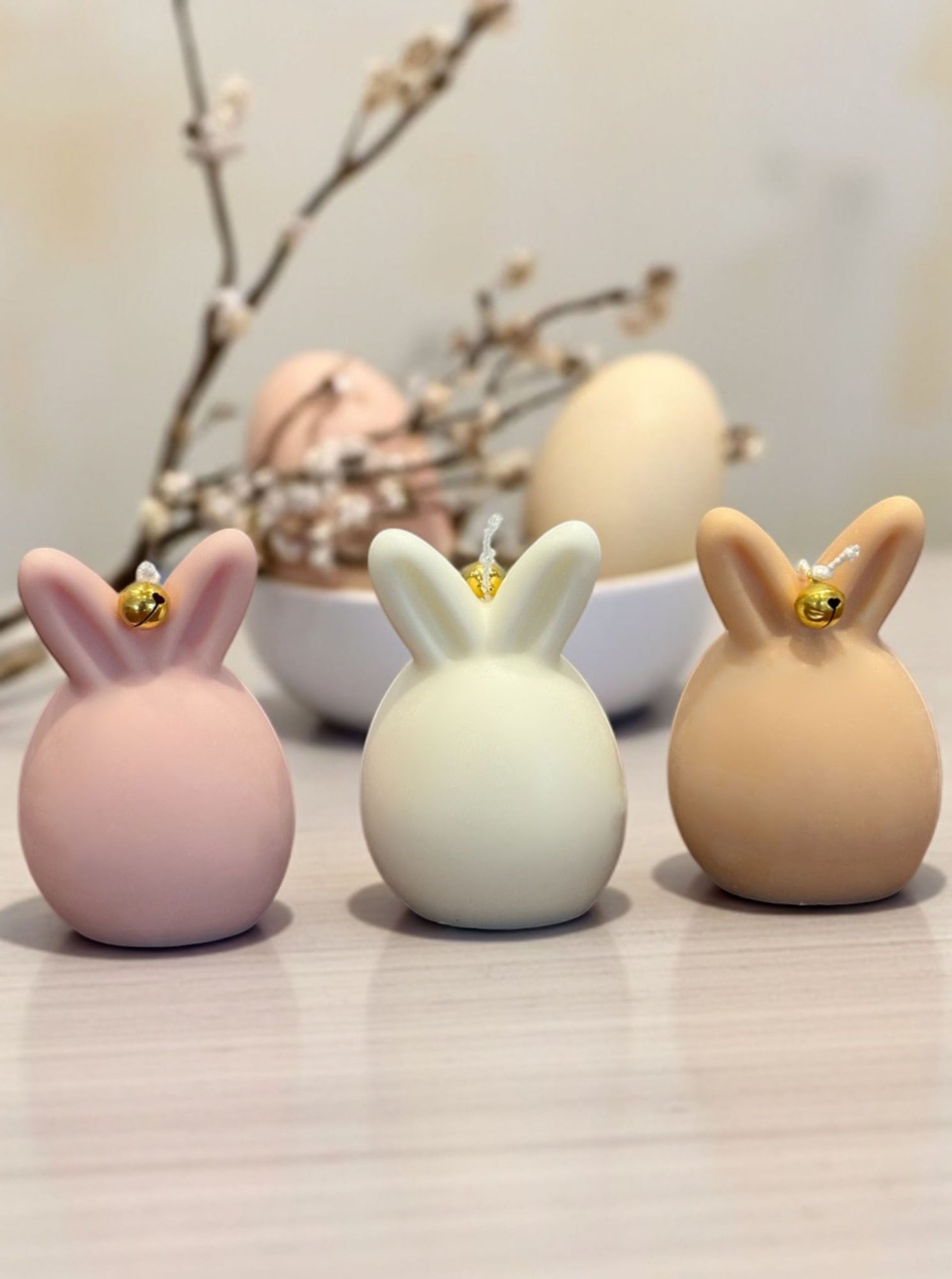 Bougie moulée en forme d’œuf avec oreilles de lapin – déco artisanale de Pâques
