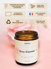 Bougie parfumée naturelle Rose d'Amour – Édition premium
La bougie artisanale Rose d'Amour est coulée à la main avec une cire 100% végétale, dans un pot en verre ambré réutilisable.