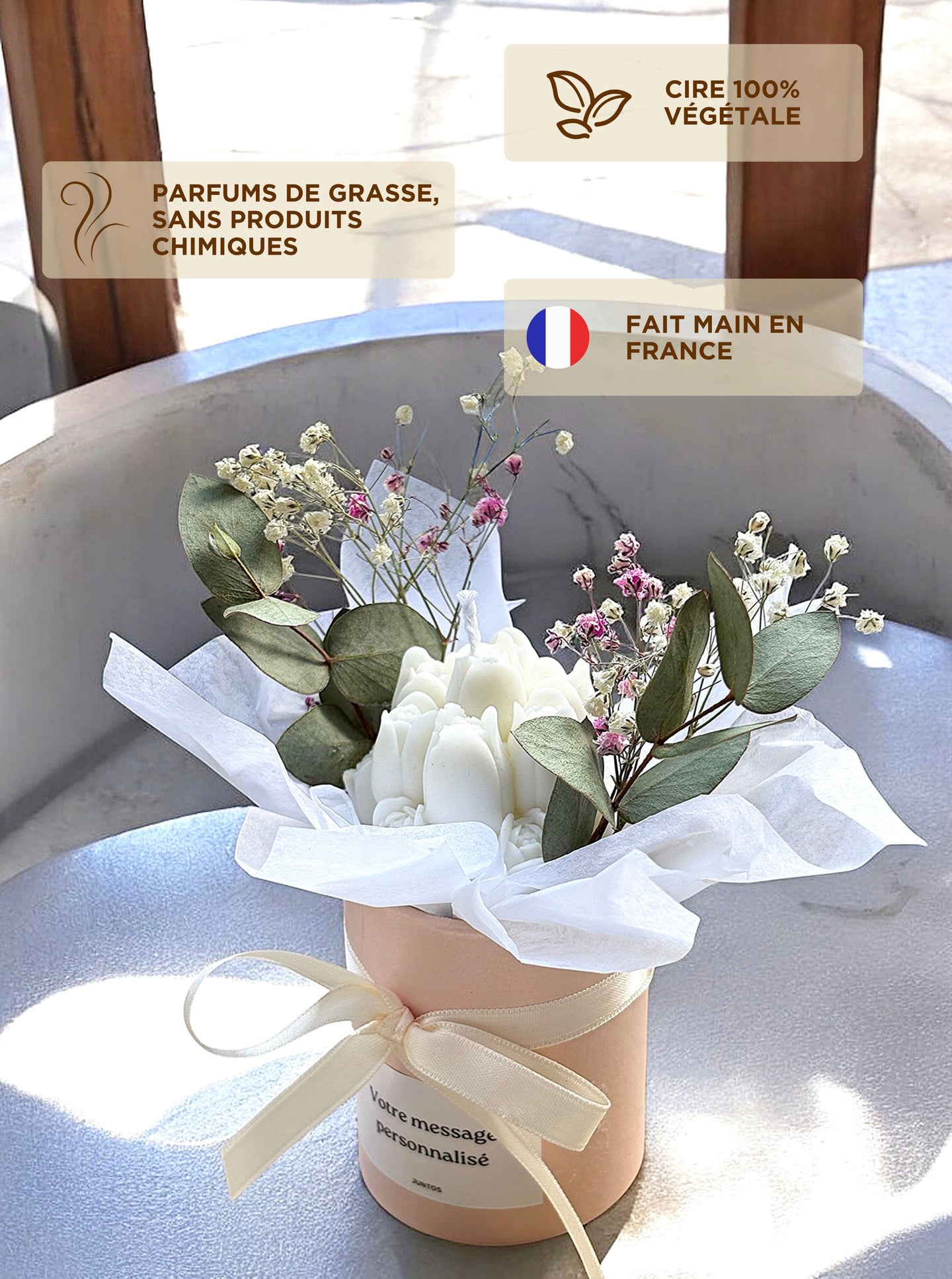 Bougie parfumée artisanale en pot rose avec décoration florale et eucalyptus