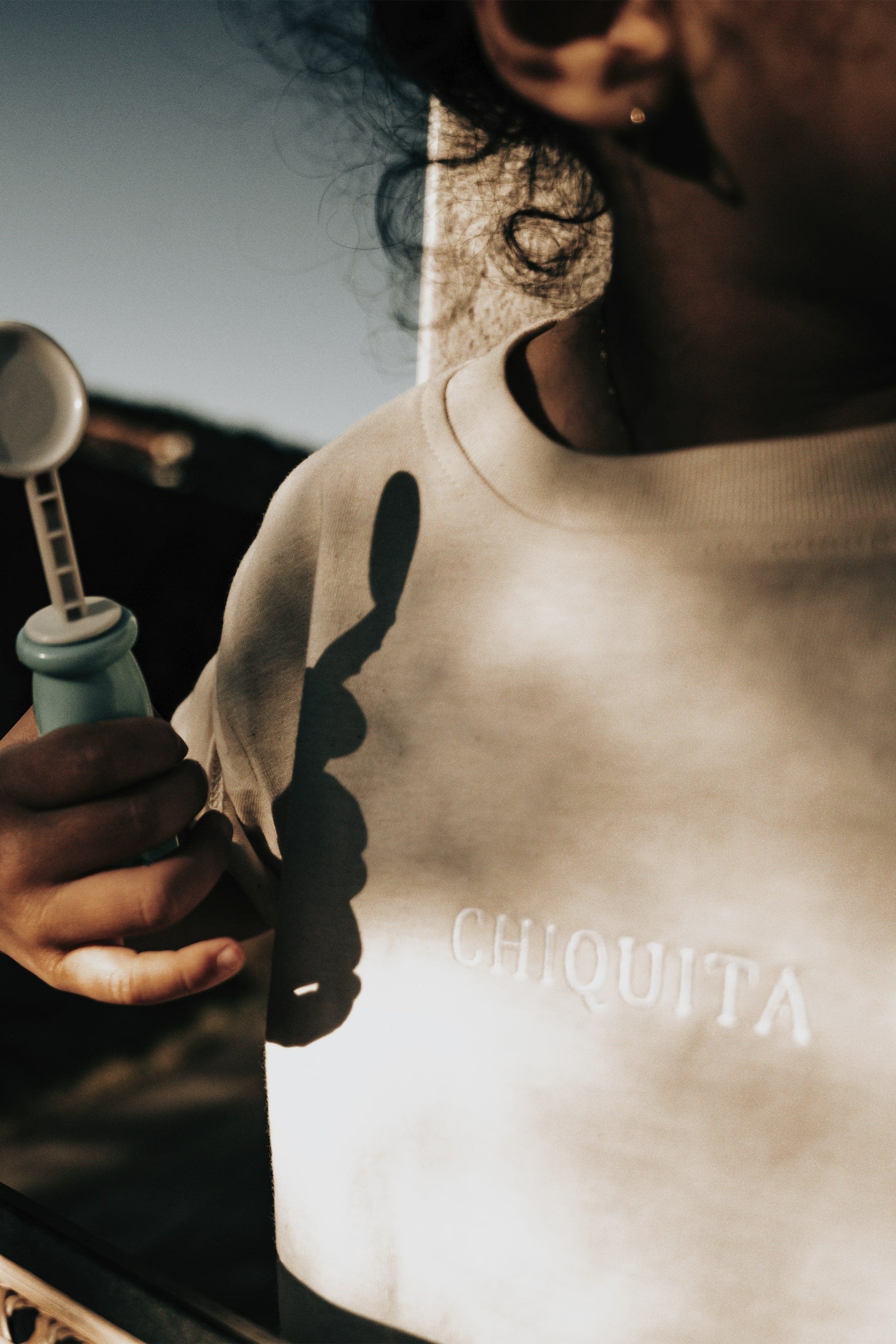 Détail de la broderie "Chiquita" sur le t-shirt petite fille.