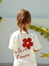 Dos du T-shirt enfant beige avec motif bordeaux “À la vie à l’amour” 