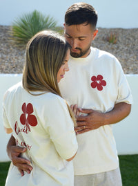 Couple avec les T-shirts “À la vie à l’amour” coloris bordeaux