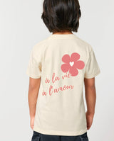 T-shirt enfant beige montrant le motif rose “À la vie à l’amour” au dos