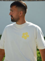 Détail fleur jaune et inscription blanche, t-shirt homme coupe légèrement ajustée 