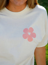 Gros plan sur la fleur rose et l’inscription en blanc, T-shirt femme beige en coton bio