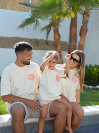 Famille avec T-shirts assortis  beige avec motif rose “À la vie à l’amour” sur coton bio 