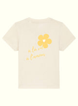 T-shirt bébé beige montrant le motif jaune « À la vie à l'amour » au dos"