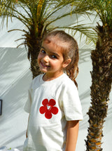 T-shirt enfant beige, design bordeaux “À la vie à l’amour”, vue de face 