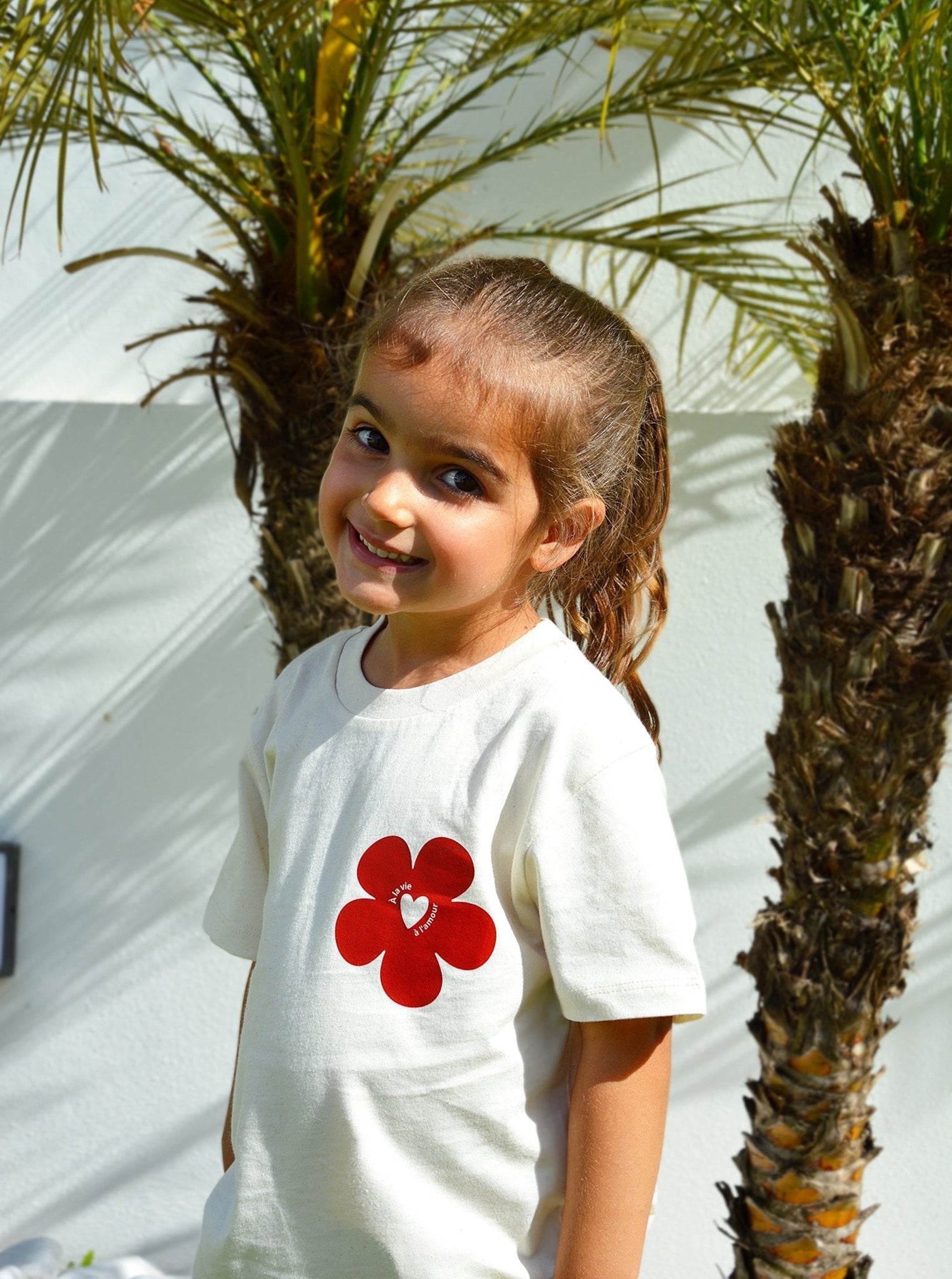 T-shirt enfant beige, design bordeaux “À la vie à l’amour”, vue de face 