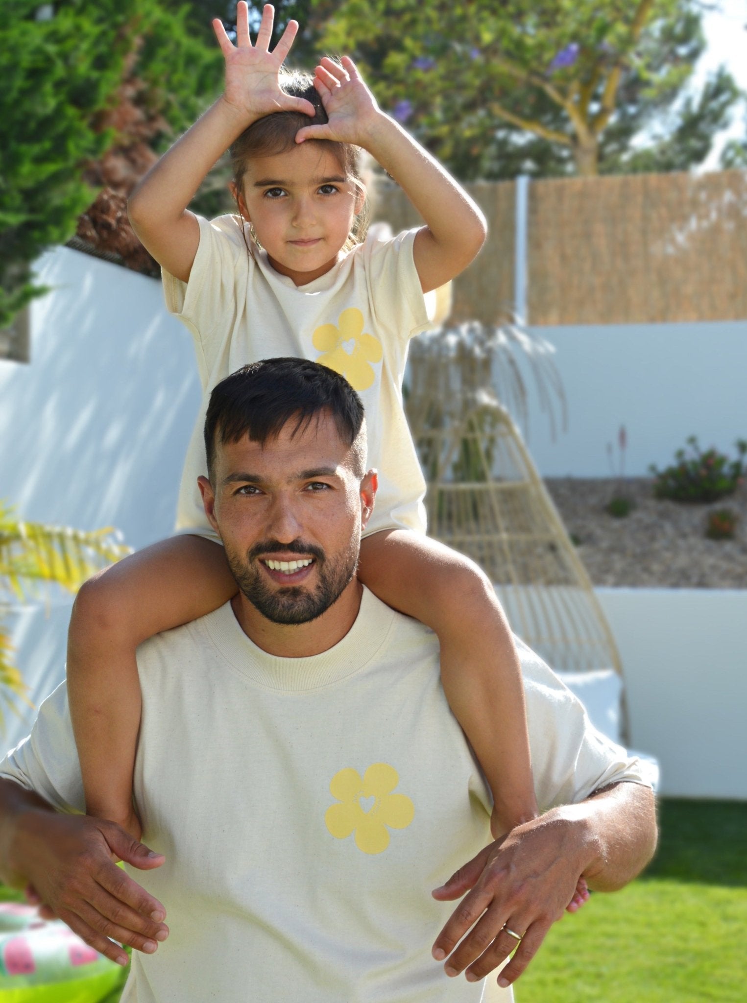 Duo père fille t-shirts, coloris beige avec motif jaune en coton bio