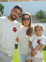 Famille portant le T-shirt beige “À la vie à l’amour” bordeaux, coupe confortable