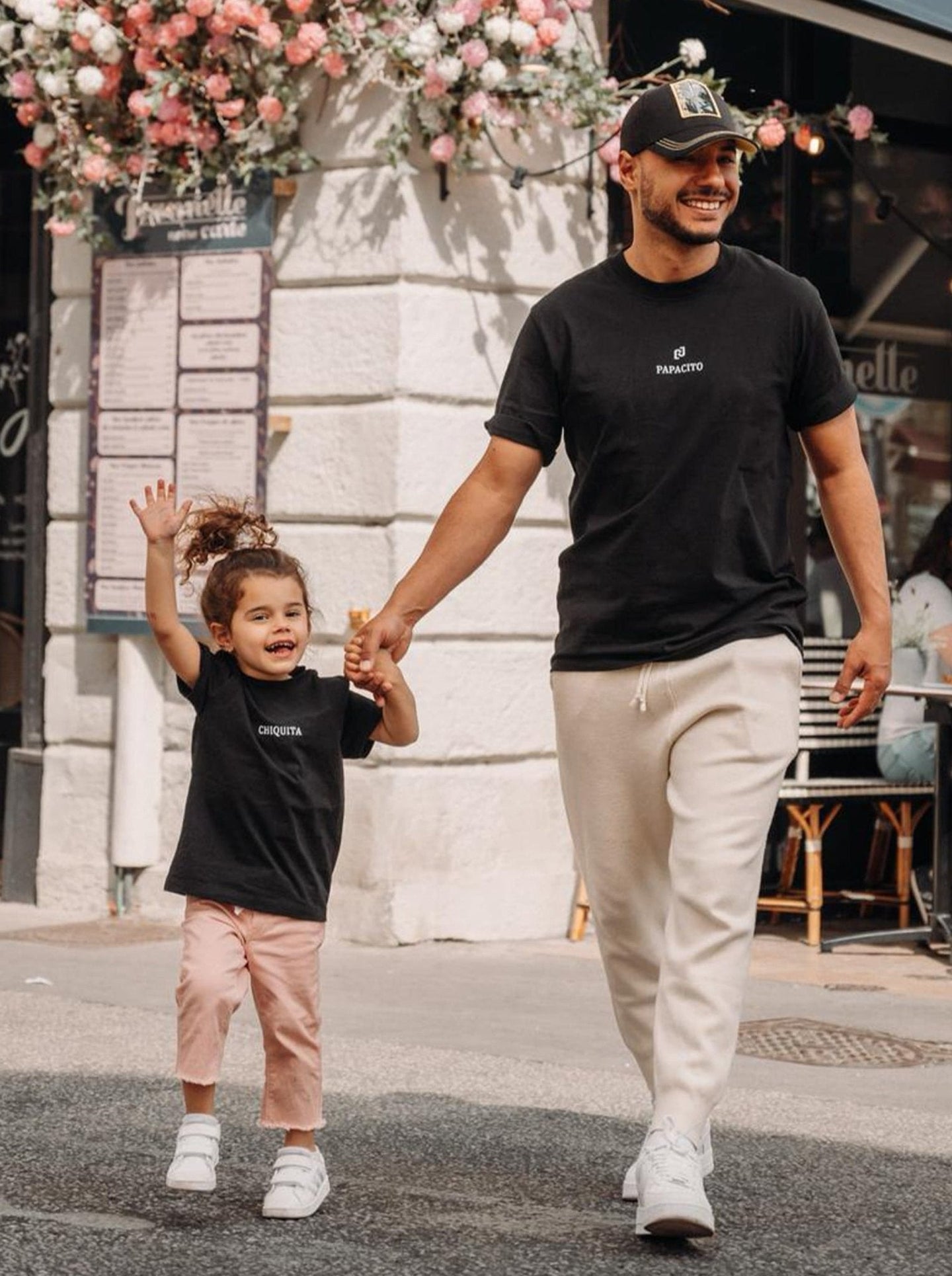 Gros plan sur le t-shirt Papacito Noir en coton biologique, focus sur les coutures et la qualité du tissu.