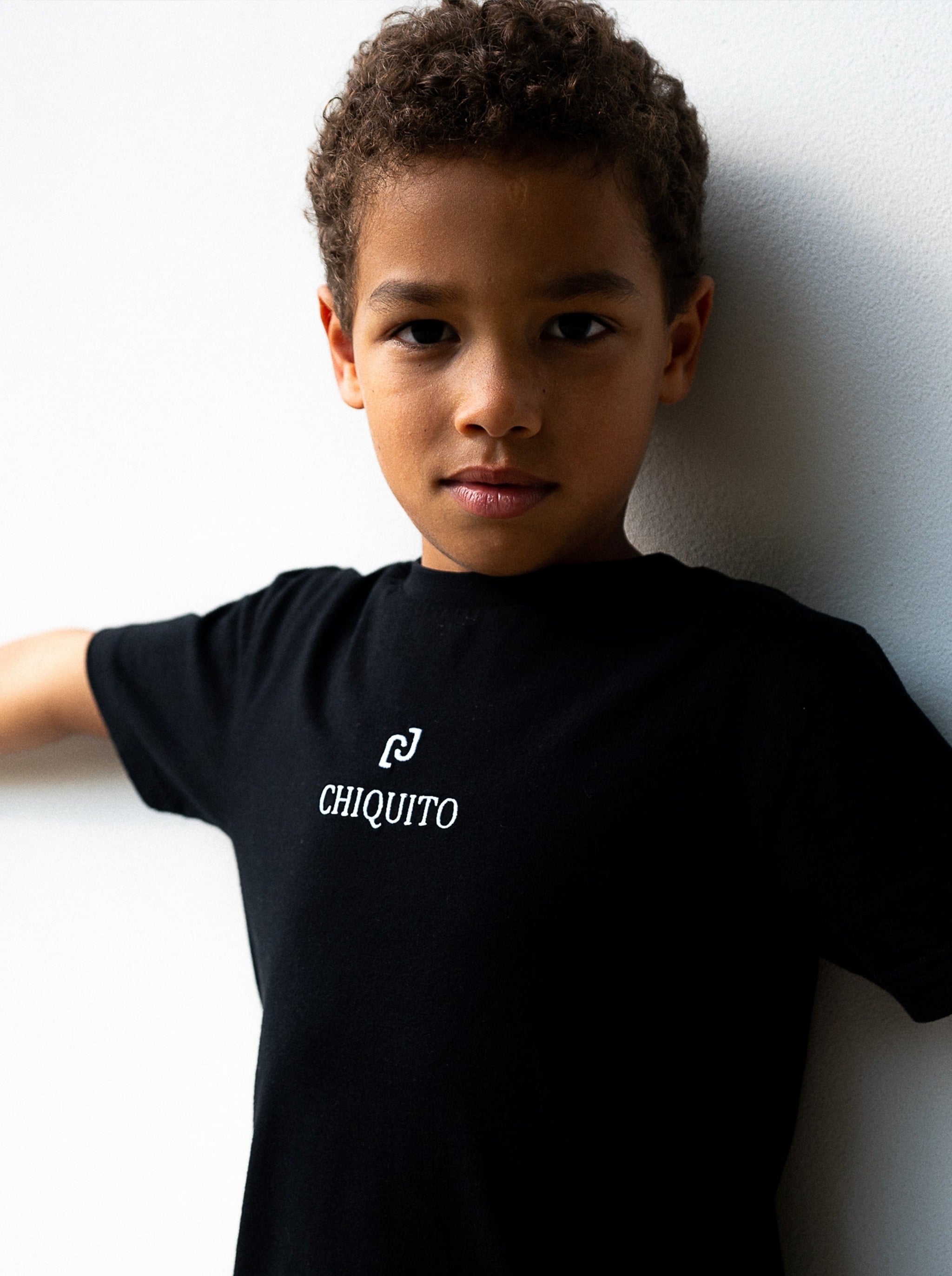 Gros plan sur le t-shirt petit garçon brodé "Chiquito".