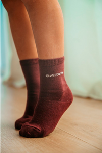 Chaussette bébé bordeaux douce et confortable avec un adorable message tricoté "Batata". Fabriquée en France avec du coton 100%.