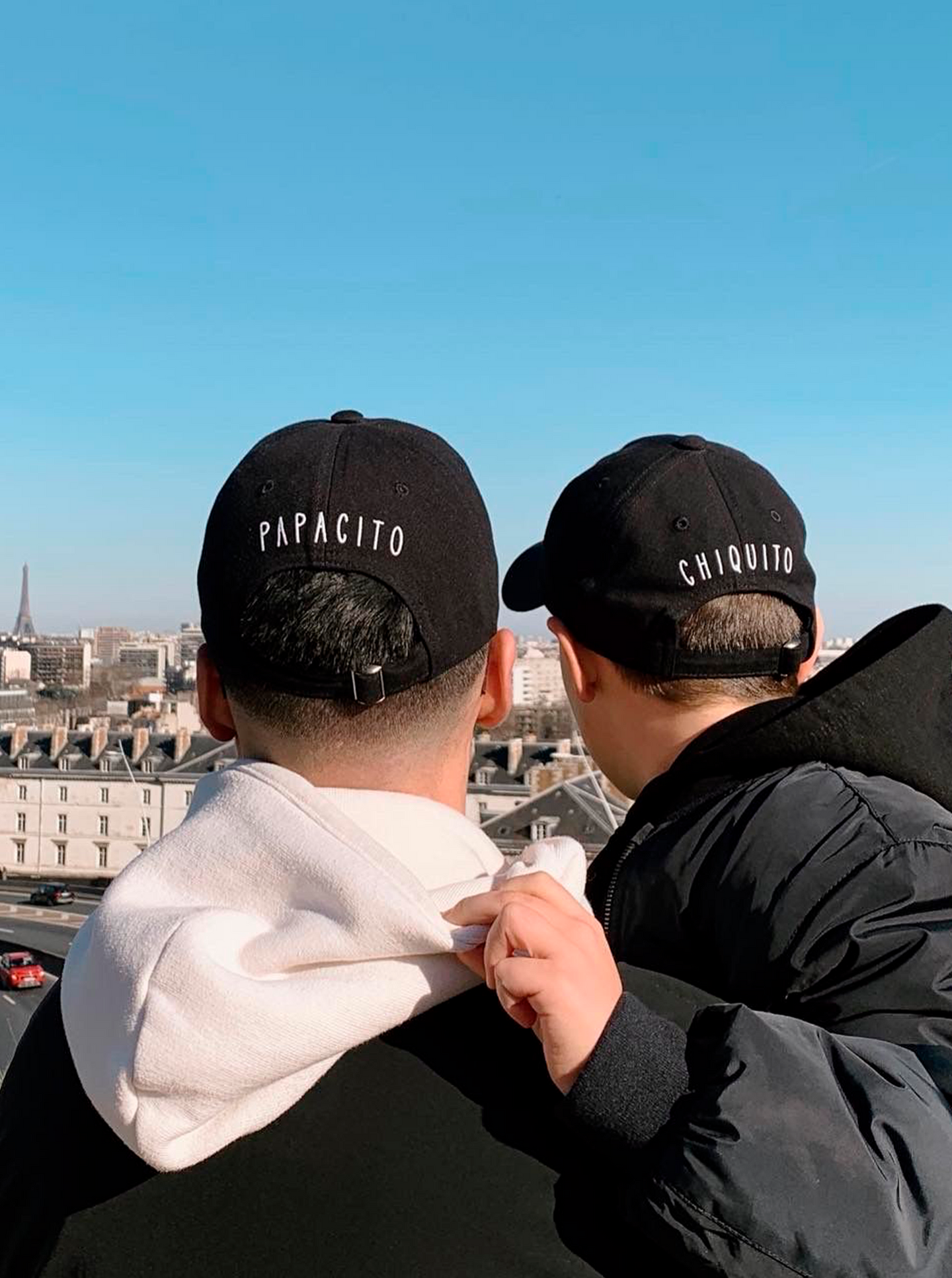 Duo de casquettes "Papacito" et "Chiquito" en coton bio pour homme et garçon, idéales pour créer des souvenirs inoubliables en famille.