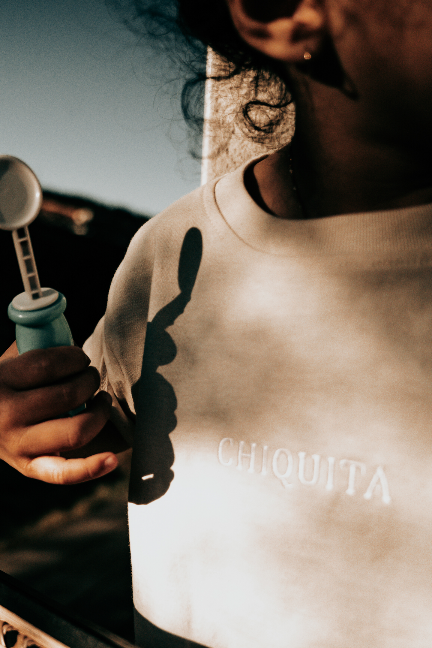 Gros plan sur le t-shirt petite fille brodé "Chiquita".